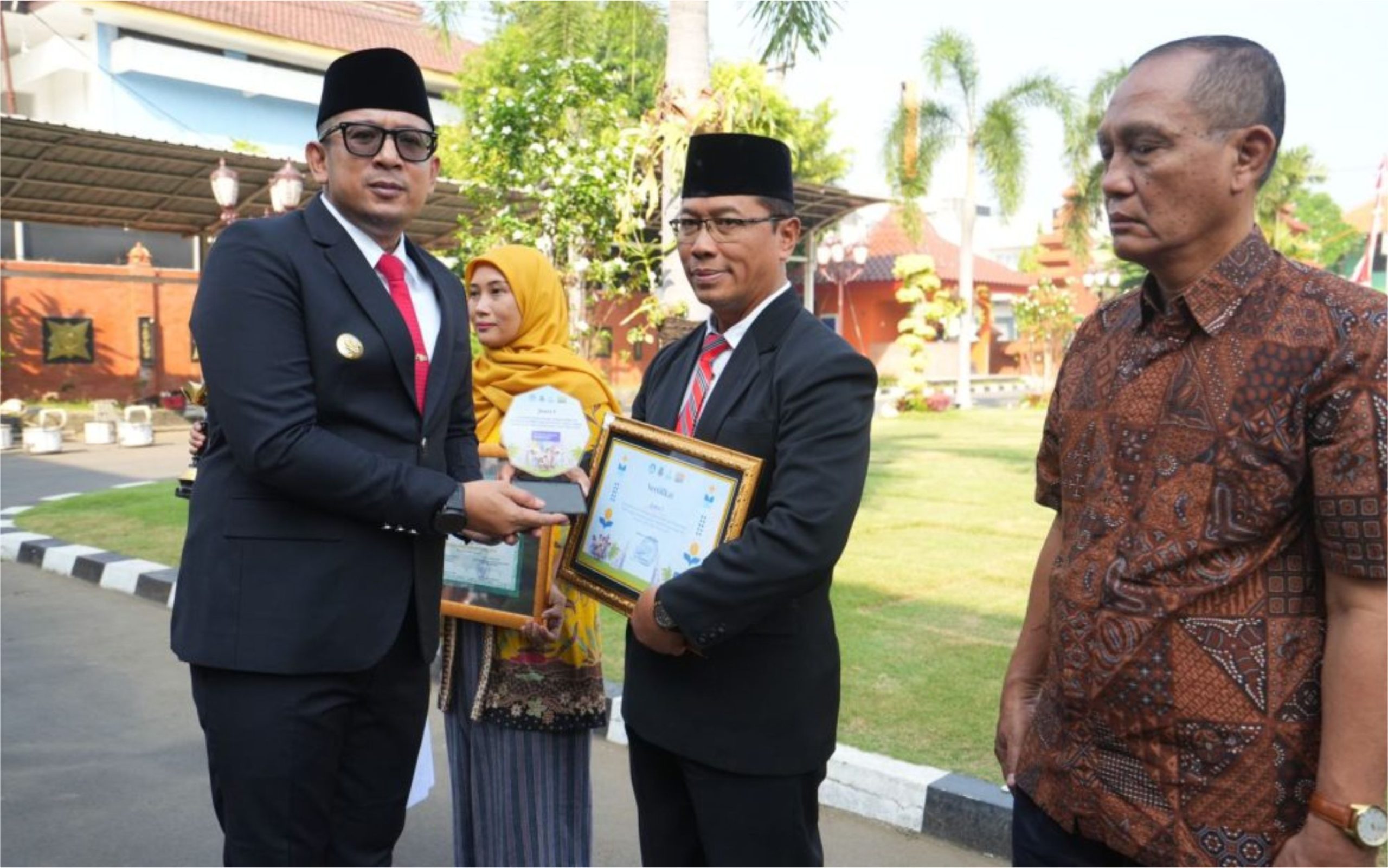 Peringatan Harkitnas, Pj. Wali Kota Serahkan Penghargaan untuk Sekolah & RW Berprestasi