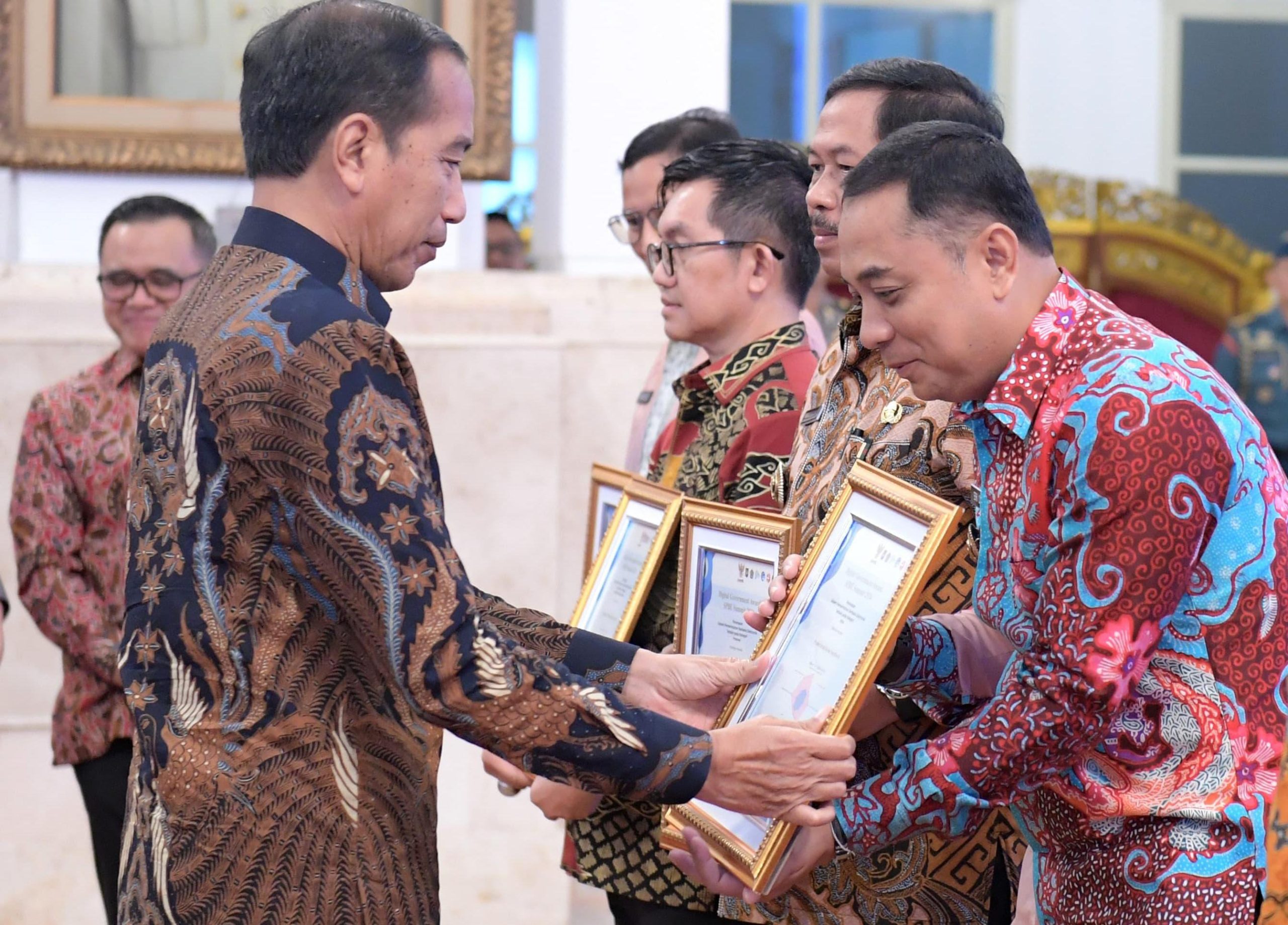 Jokowi Serahkan Penghargaan SPBE Terbaik ke Pemkot Surabaya