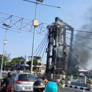 Ornamen Penyangga Jembatan Brawijaya Kota Kediri Hangus Terbakar