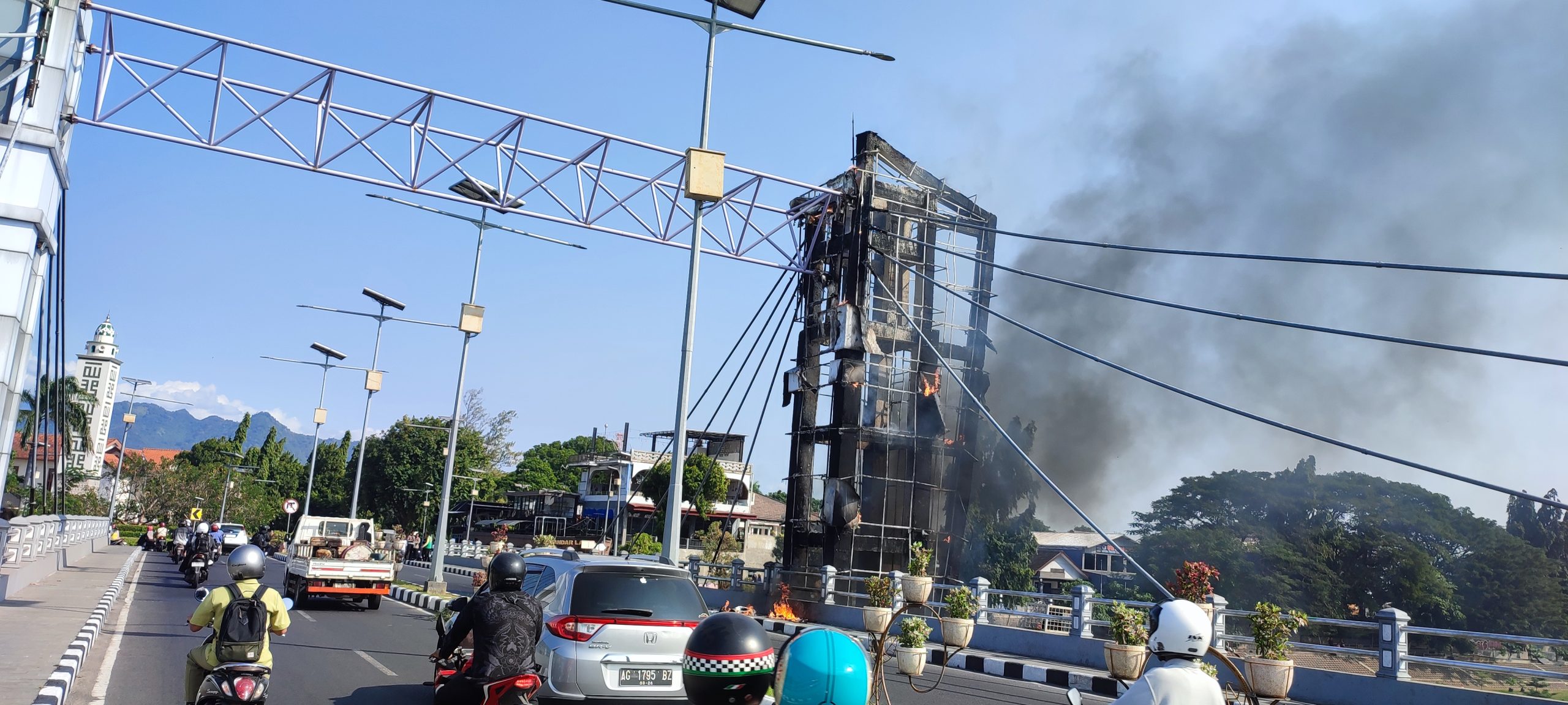 Ornamen Penyangga Jembatan Brawijaya Kota Kediri Hangus Terbakar