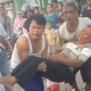 Di Magetan, Minibus Tabrak Penjual Es Keliling hingga Terpental di Atas Kap Mobil Di Magetan, Minibus Tabrak Penjual Es Keliling hingga Terpental di Atas Kap Mobil