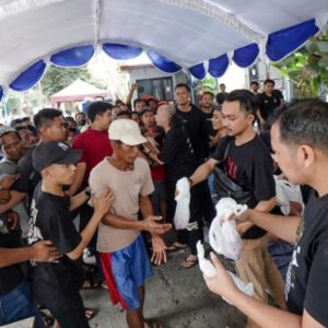 Momentum Idul Adha, PT Lisa Bagikan Ratusan Paket Daging Kurban kepada Warga