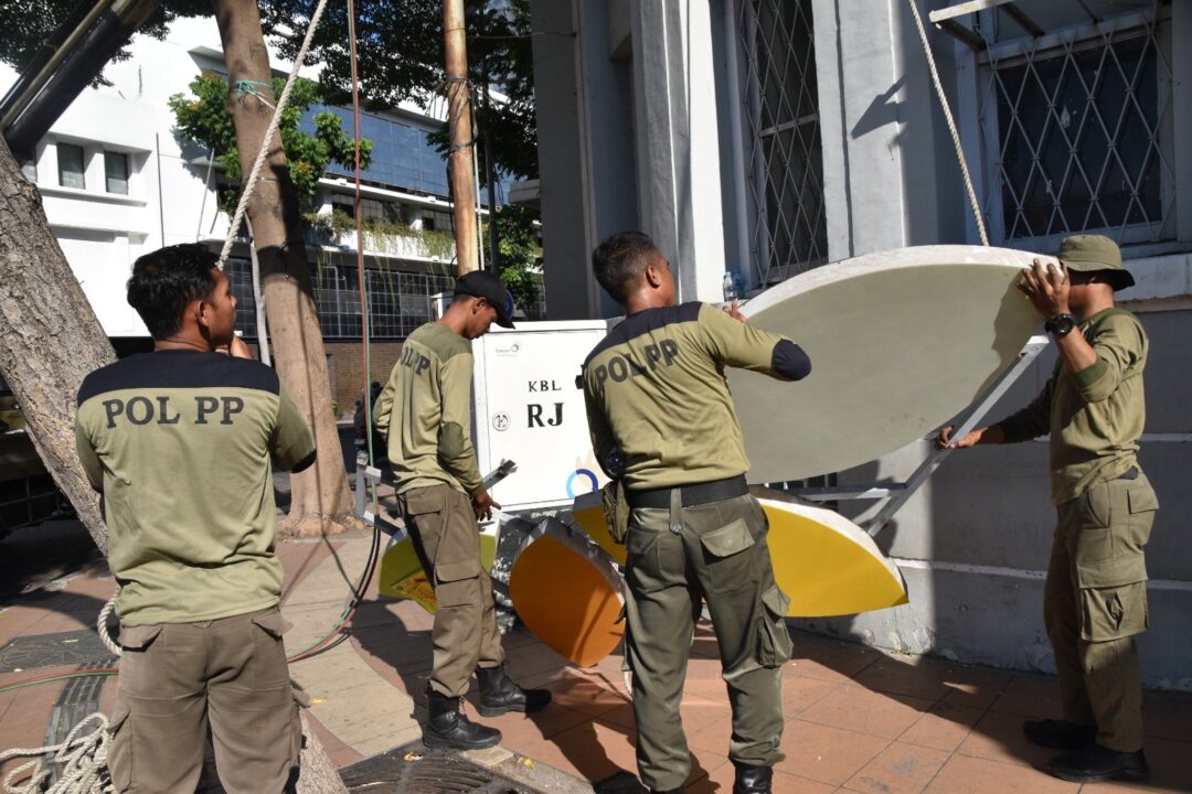 Puluhan Reklame Liar di Jalan Rajawali dan Veteran Surabaya Dibongkar