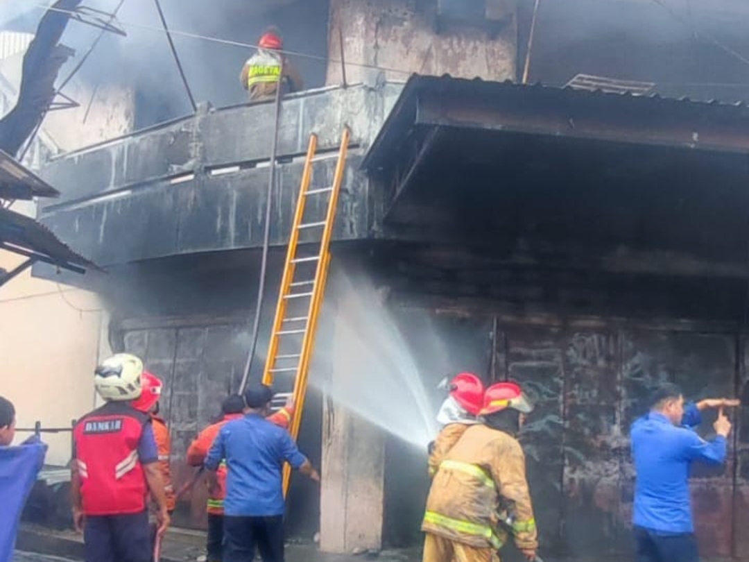 Jelang Subuh Tadi, Toko Oli Ludes Terbakar