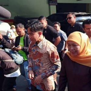 Di Kediaman Khofifah Pagi Tadi : Pertemuan Gibran – Khofifah Tertutup untuk Media