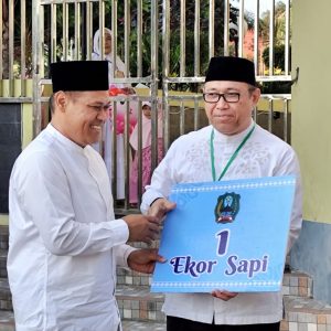 Sujatno Serahkan Hewan Kurban di Masjid Agung Baiatussalam Magetan