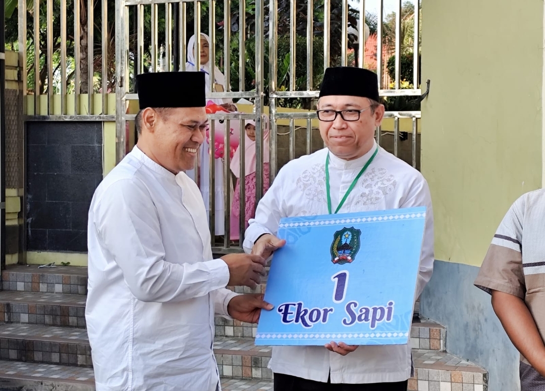 Sujatno Serahkan Hewan Kurban di Masjid Agung Baiatussalam Magetan