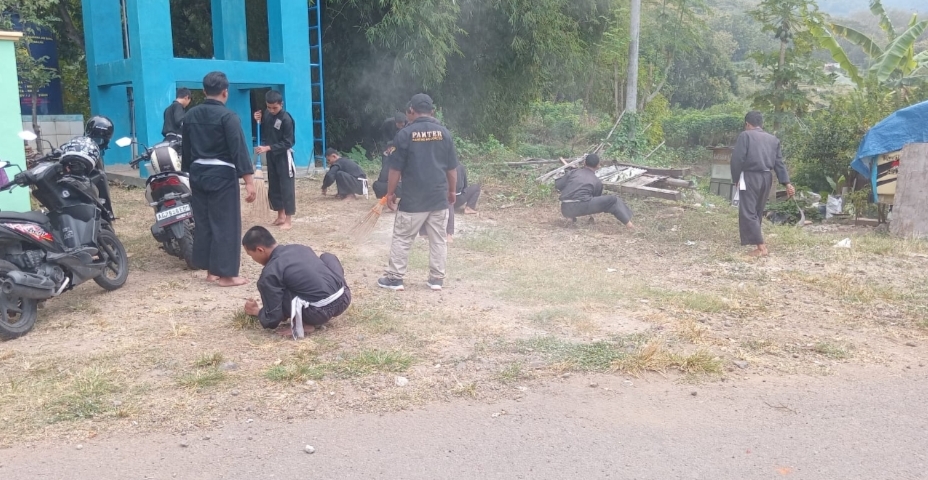 Jelang Pengesahan Pesilat di bulan Suro, PSHT Kediri Gelar Kerja Bakti Bersihkan Kampung 
