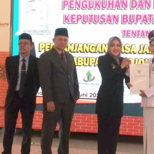 Bupati Ikfina Serahkan SK Jabatan Kades 8 Tahun Bupati Ikfina Serahkan SK Jabatan Kades 8 Tahun