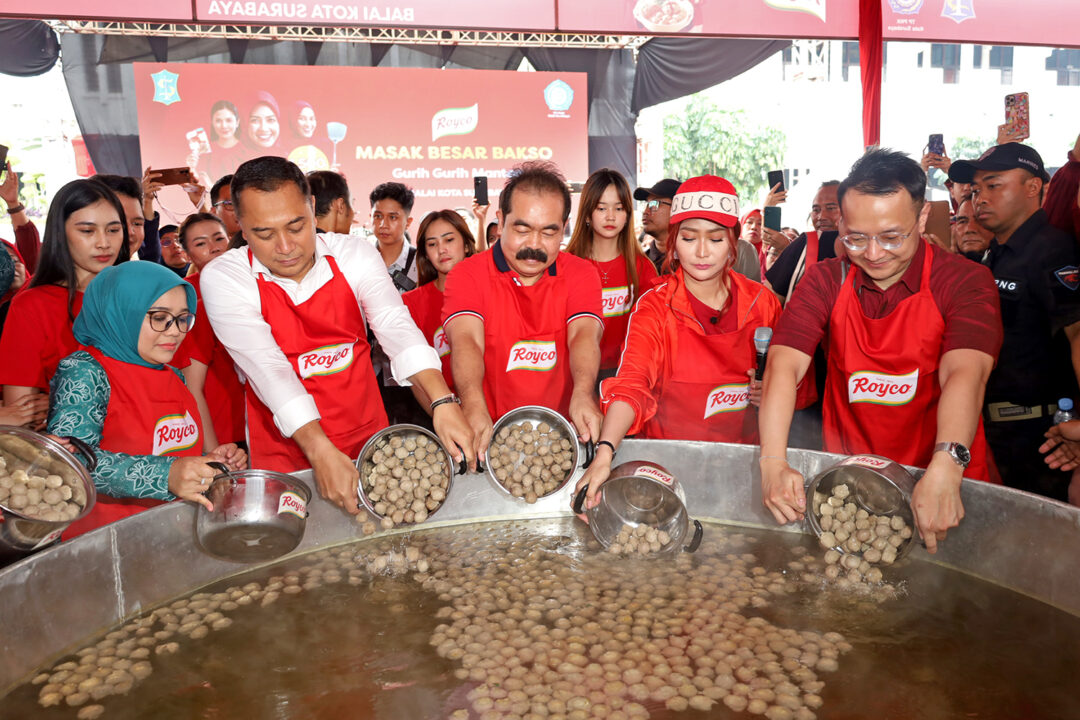 Masak Besar Berkah 1500 Porsi Bakso untuk Warga Surabaya