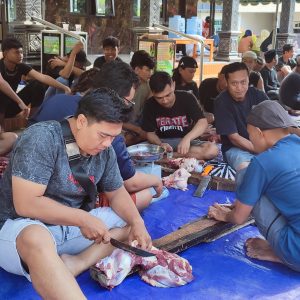 Pesilat PSHT Kota Kediri Bantu Warga Potong Hewan Kurban di Hari Raya Idul Adha