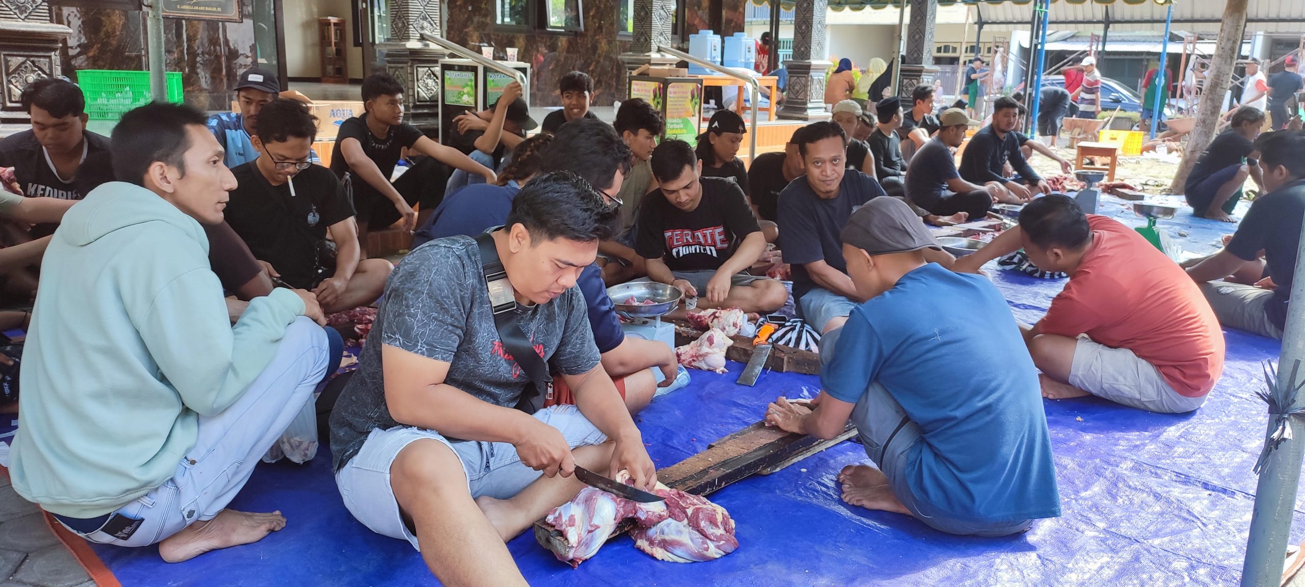 Pesilat PSHT Kota Kediri Bantu Warga Potong Hewan Kurban di Hari Raya Idul Adha