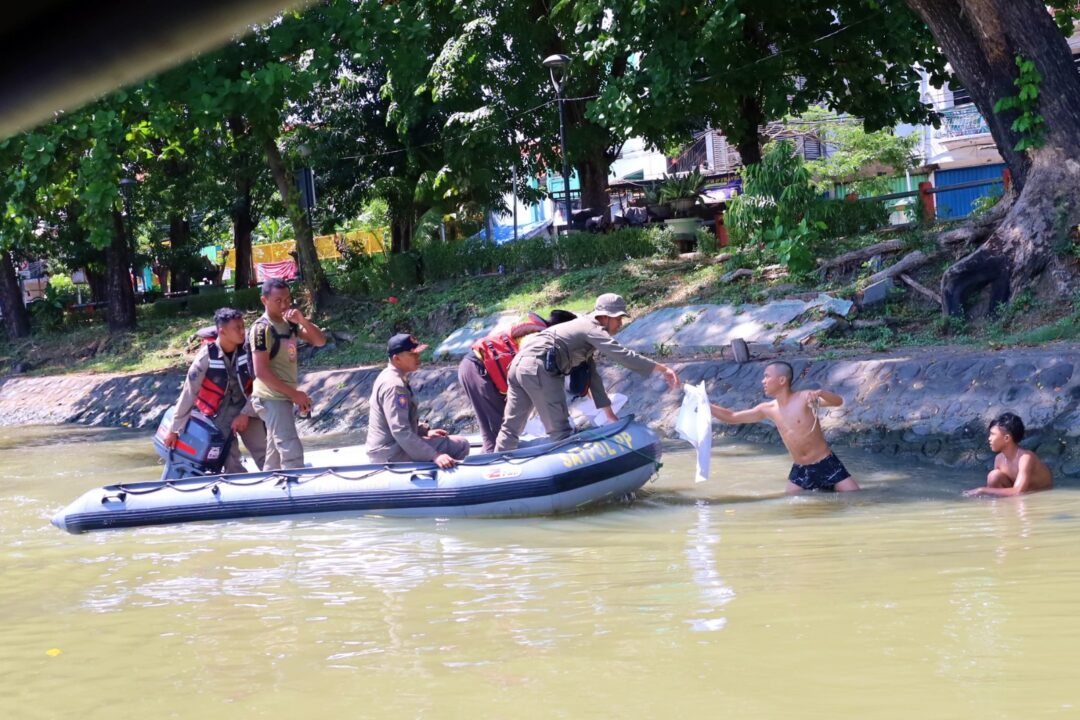 Masih Ada Warga Surabaya Buang Kotoran Hewan Kurban di Sungai