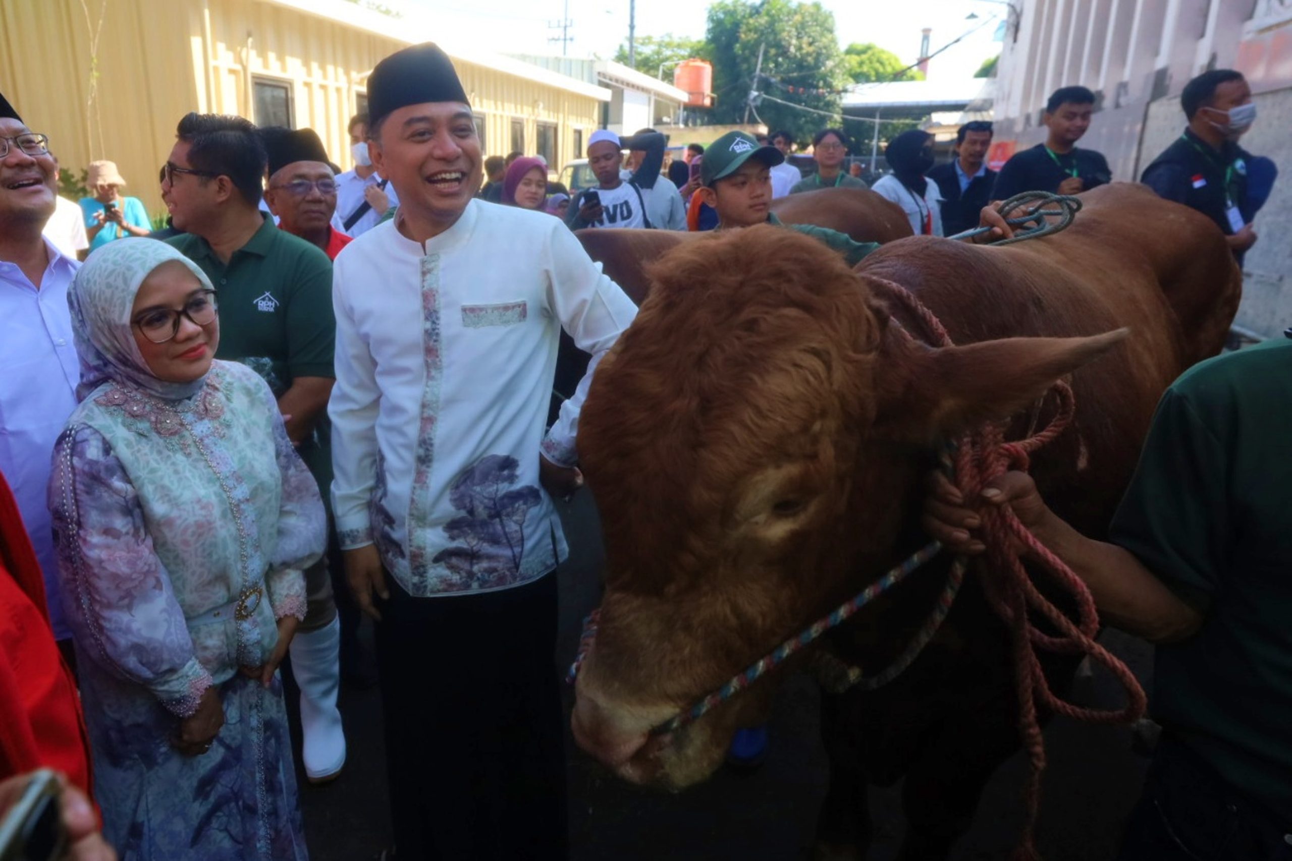 Wali Kota Serahkan Puluhan Hewan Kurban ke RPH untuk Warga Surabaya