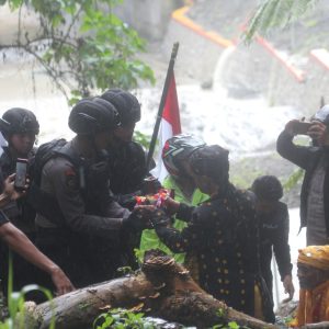 Air Sungai Wentira Digunakan Mencuci Panji-panji Polri di HUT Bhayangkara ke-78 Air Sungai Wentira Digunakan Mencuci Panji-panji Polri di HUT Bhayangkara ke-78