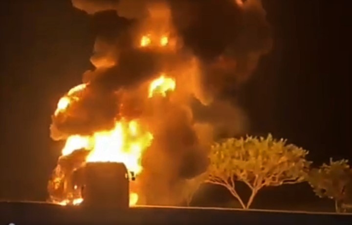 Truk Tangki Pertamina Terbakar Dekat Exit Tol Ngawi