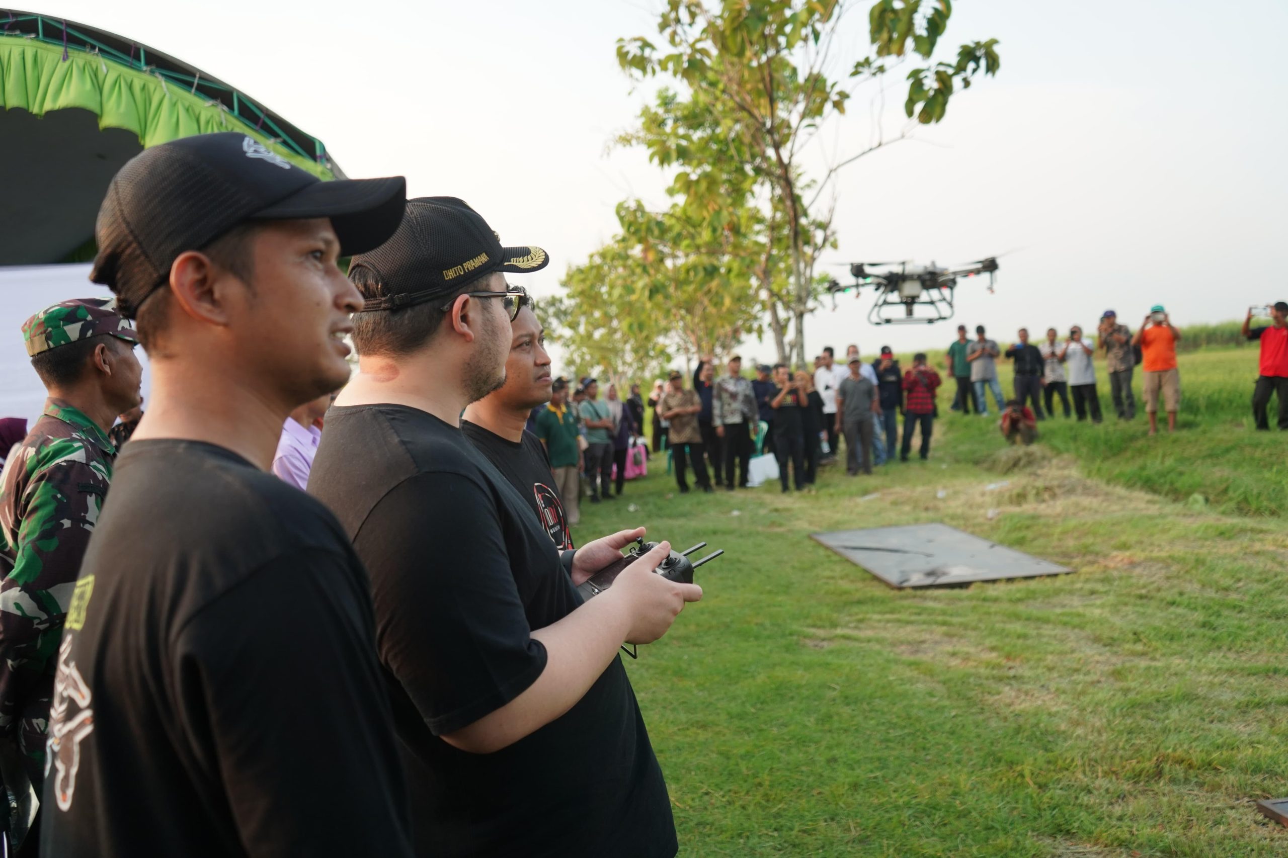 Untuk Tingkatkan Produktivitas, Pemkab Kediri Salurkan Bantuan Drone kepada Petani