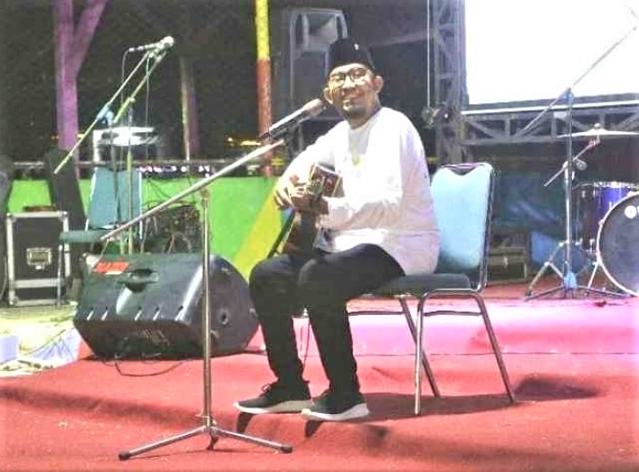 Warga Menjerit soal TUKS, Bupati Sumenep Asyik Gitaran