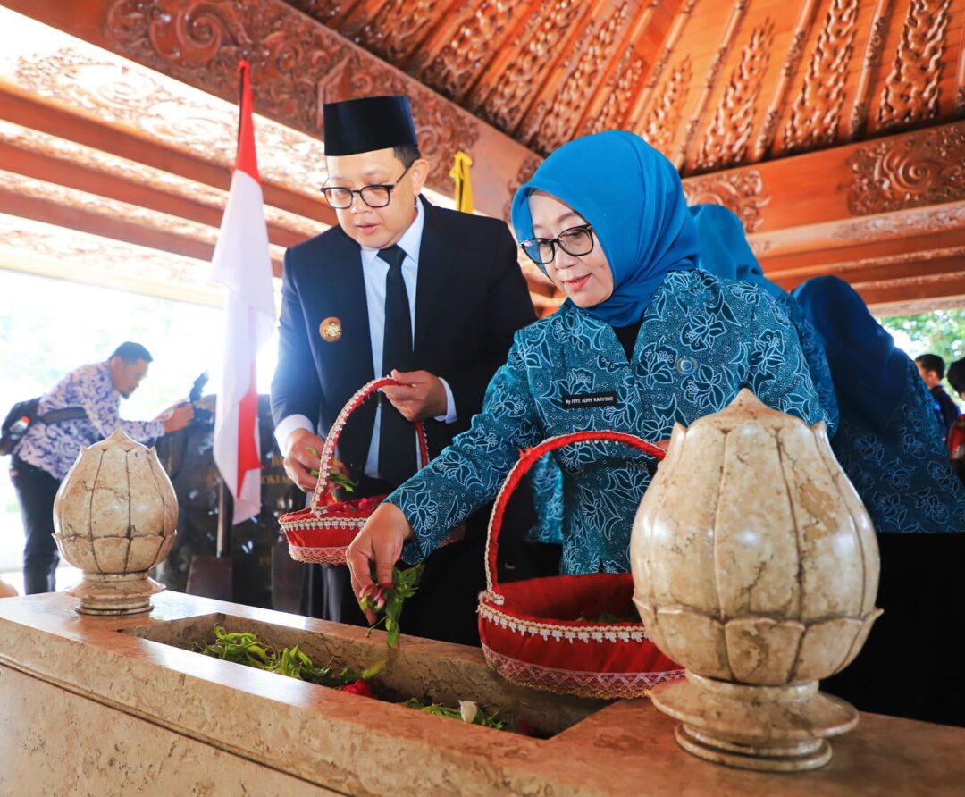 Dua Pejabat Tinggi Pemprov Jatim Ziarah Makam Bung Karno