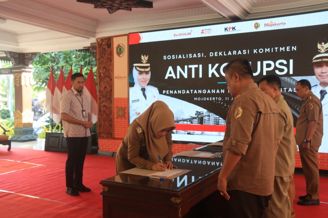 Disaksikan KPK, Bupati Mojokerto dan Kepala OPD Teken Pakta Integritas Cegah KKN