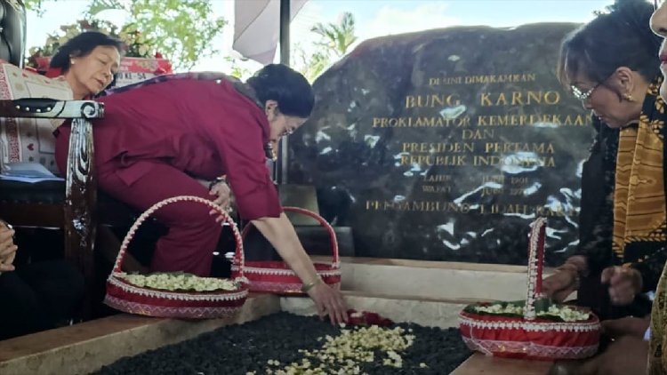 Genap 54 Tahun Wafatnya Bung Karno, Didampingi Sekjen Hasto, Megawati  Nyekar