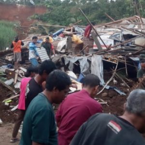 Empat Warga Blitar Tertimbun Tanah Akibat Tebing Longsor