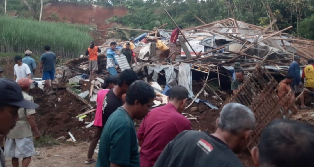 Empat Warga Blitar Tertimbun Tanah Akibat Tebing Longsor