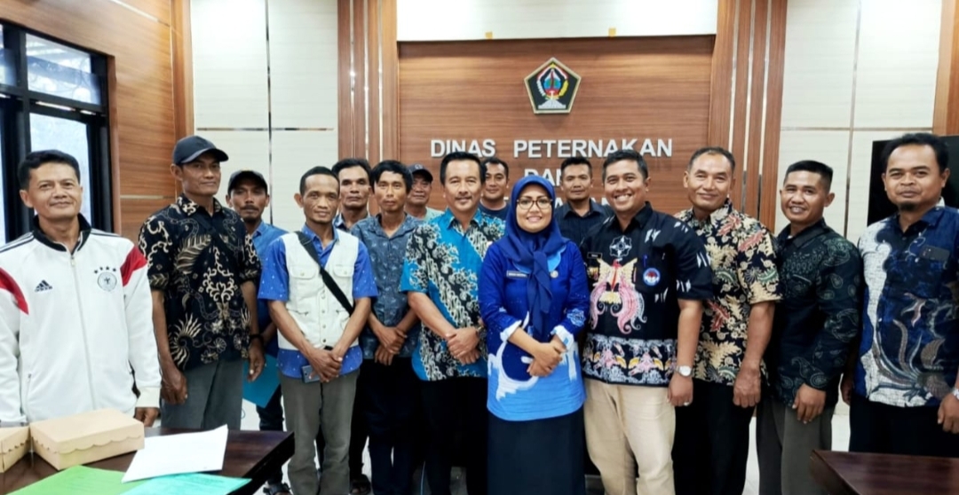 Wakil Ketua DPRD Kabupaten Blitar Gelontorkan Hibah Kambing