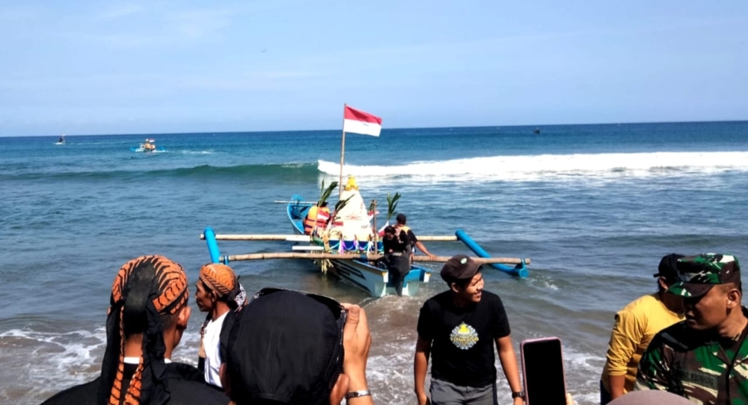 Keunikan Larung Sesaji dan Destinasi Wisata di Pantai Serang Blitar