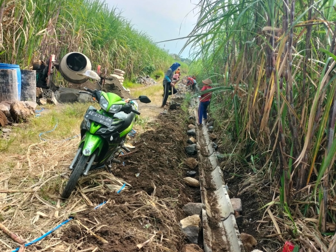 Diduga Dikerjakan Asal Asalan Pembngunan Saluran Semalang Desa Tambak Mas Jadi Sorotan Warga