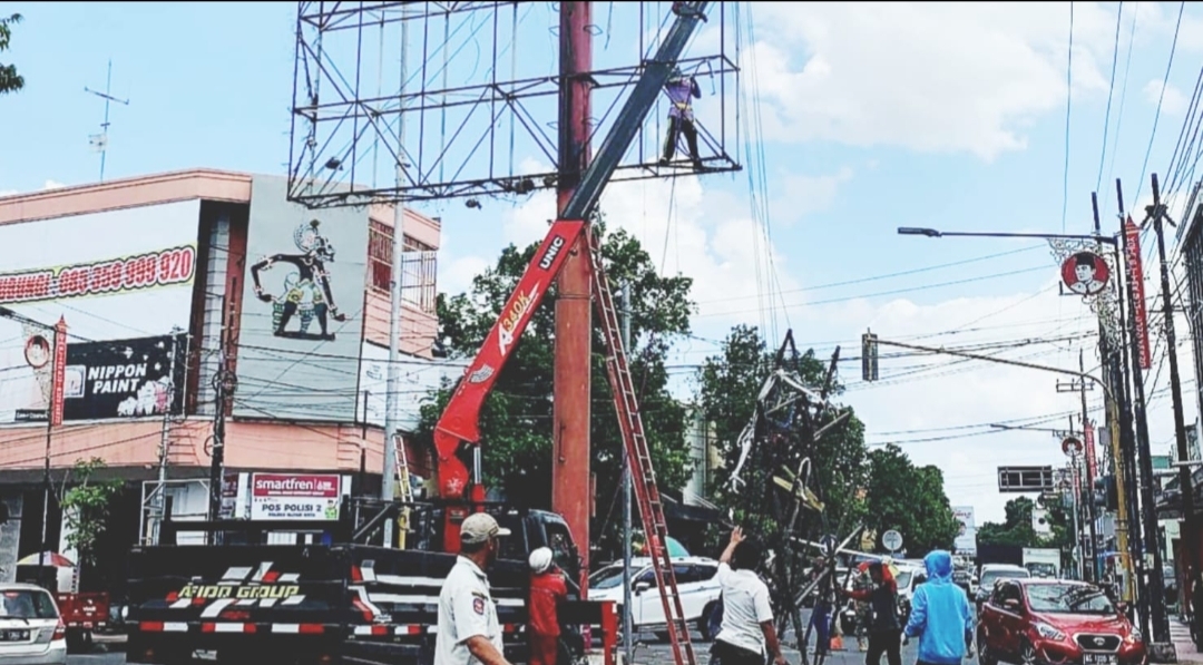 Pemkot Blitar Bongkar Papan Reklame Melintang di Jalan