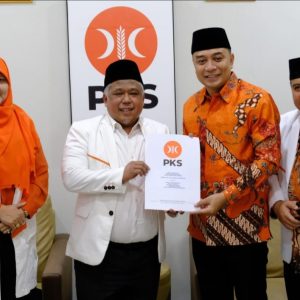 PKS Resmi Serahkan Surat Dukungan Untuk Eri Cahyadi di Pilwali Surabaya 2024 