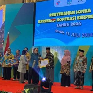Diskop UKM Jatim Gelar Penyerahan Hadiah di Puncak HUT ke-77 Koperasi Diskop UKM Jatim Gelar Penyerahan Hadiah di Puncak HUT ke-77 Koperasi