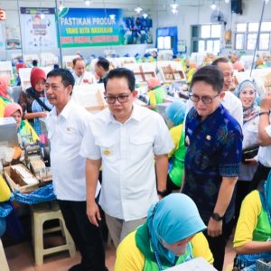 Pj Gubernur Adhy Karyono Salurkan BLT Hasil Cukai Tembakau pada 393 Buruh Pabrik Rokok Bojonegoro Pj Gubernur Adhy Karyono Salurkan BLT Hasil Cukai Tembakau pada 393 Buruh Pabrik Rokok Bojonegoro