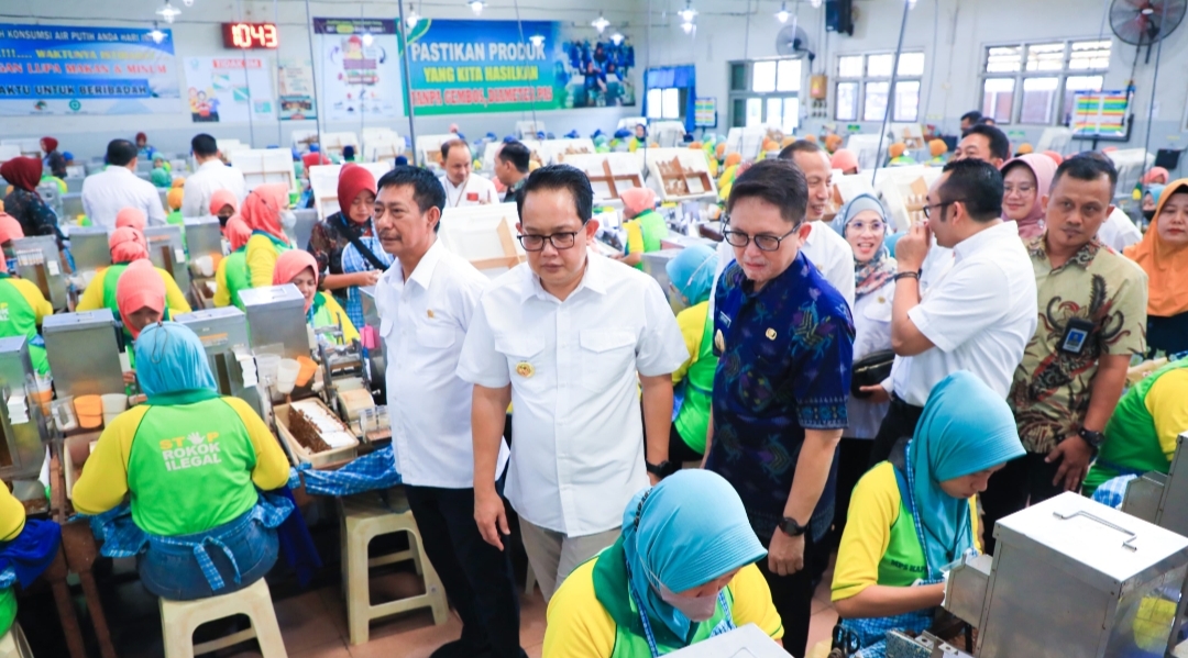 Pj Gubernur Adhy Karyono Salurkan BLT Hasil Cukai Tembakau pada 393 Buruh Pabrik Rokok Bojonegoro