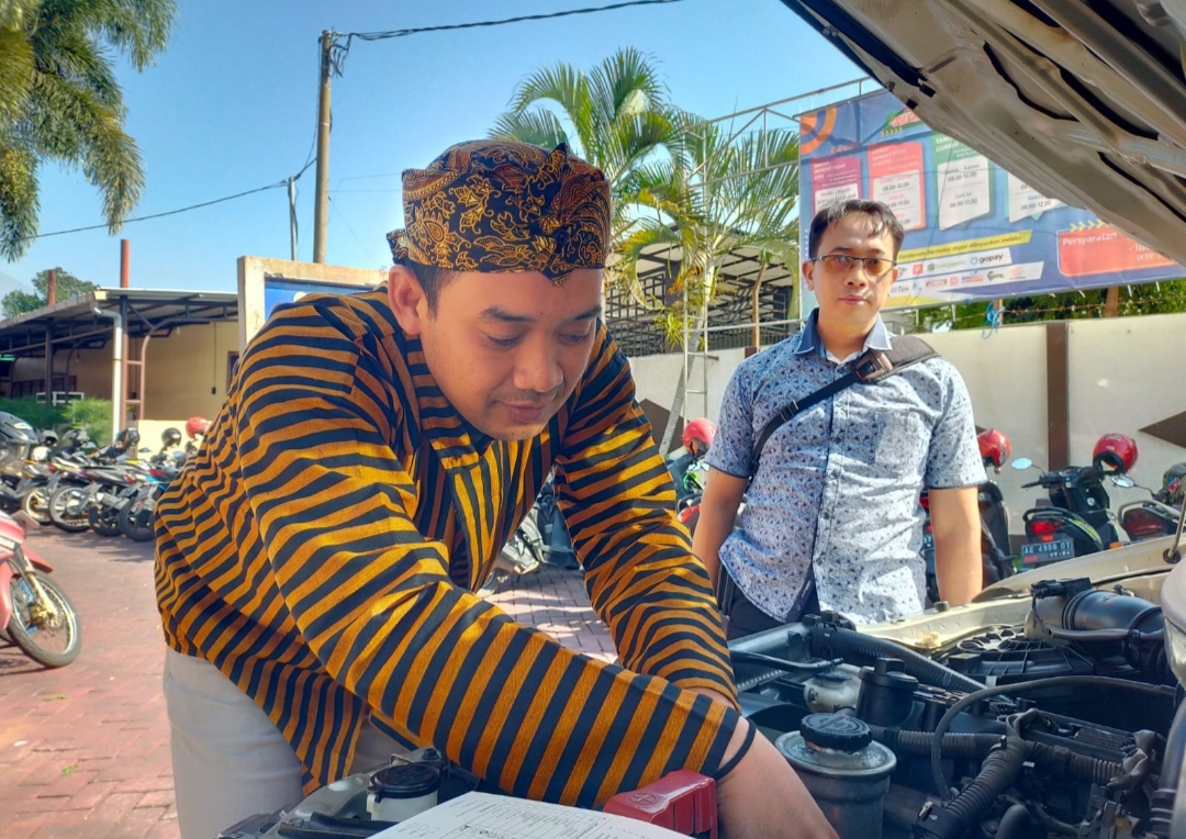 Petugas Samsat Magetan Pakai Baju Adat Layani Wajib Pajak.