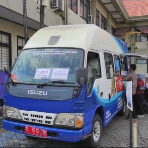 Cetak Kartu Identitas Diri Gunakan KTP-el Drive Thru Cetak Kartu Identitas Diri Gunakan KTP-el Drive Thru