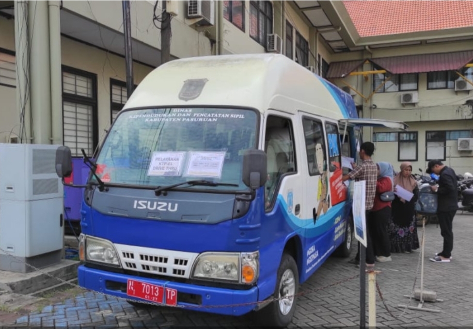 Cetak Kartu Identitas Diri Gunakan KTP-el Drive Thru