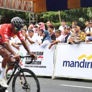 Pembalap Jepang Raja Etape 3, Forkopimda Sambut Tour de Banyuwangi Ijen di Garis Finish