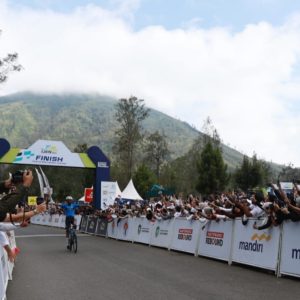Pembalap Grand Tour Juara Umum Tour de Banyuwangi Ijen 2024