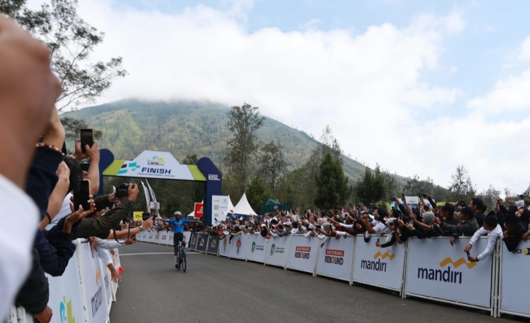Pembalap Grand Tour Juara Umum Tour de Banyuwangi Ijen 2024