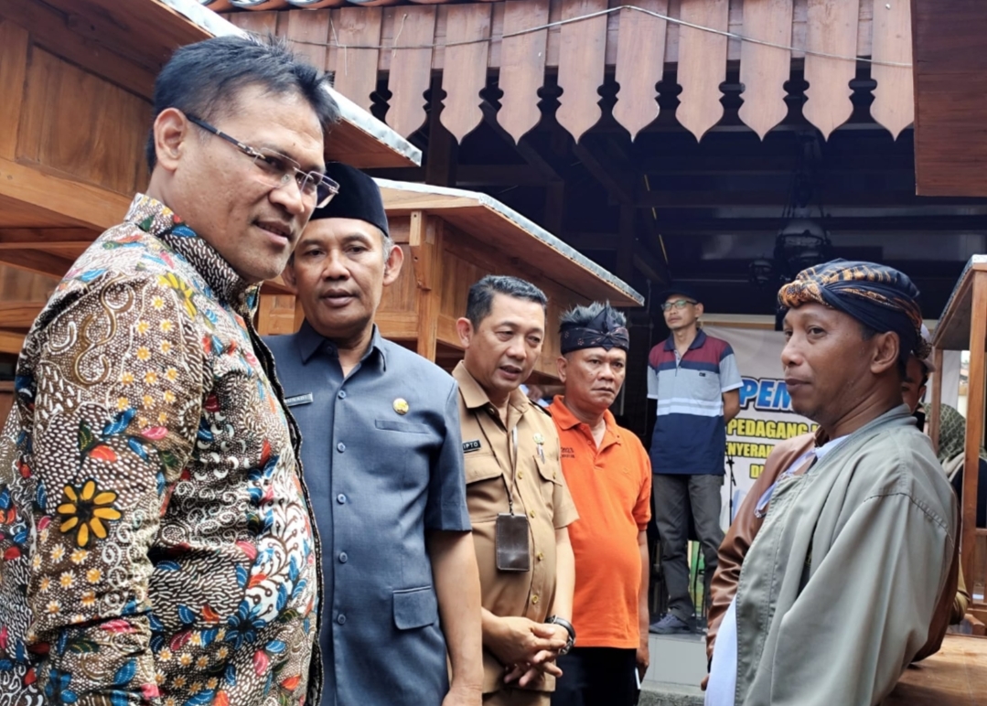 Puluhan Pedagang Kaki Lima di Magetan Dapat Bantuan Gerobak