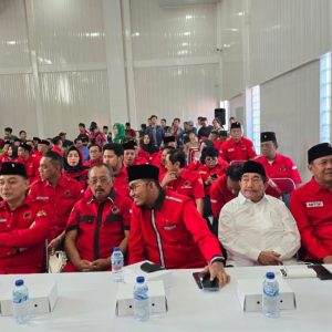 Wakil Ketua PDIP Jatim Serahkan 7 Rekom dan 2 Surat Tugas Cakada,  Harus Menang