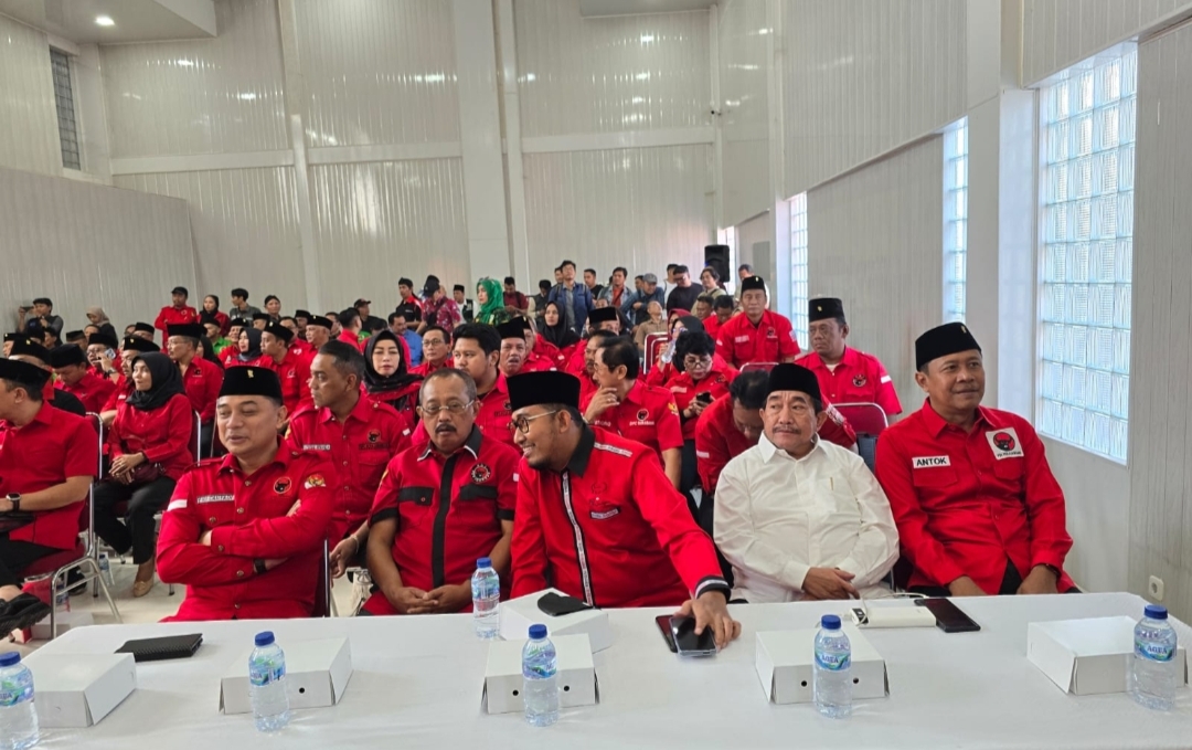 Wakil Ketua PDIP Jatim Serahkan 7 Rekom dan 2 Surat Tugas Cakada,  Harus Menang