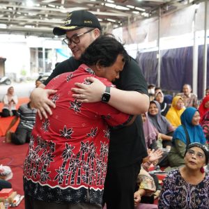 Dapat Beasiswa dan Bantuan Modal, Pedagang Ini Menangis Dipelukan Bupati Kediri