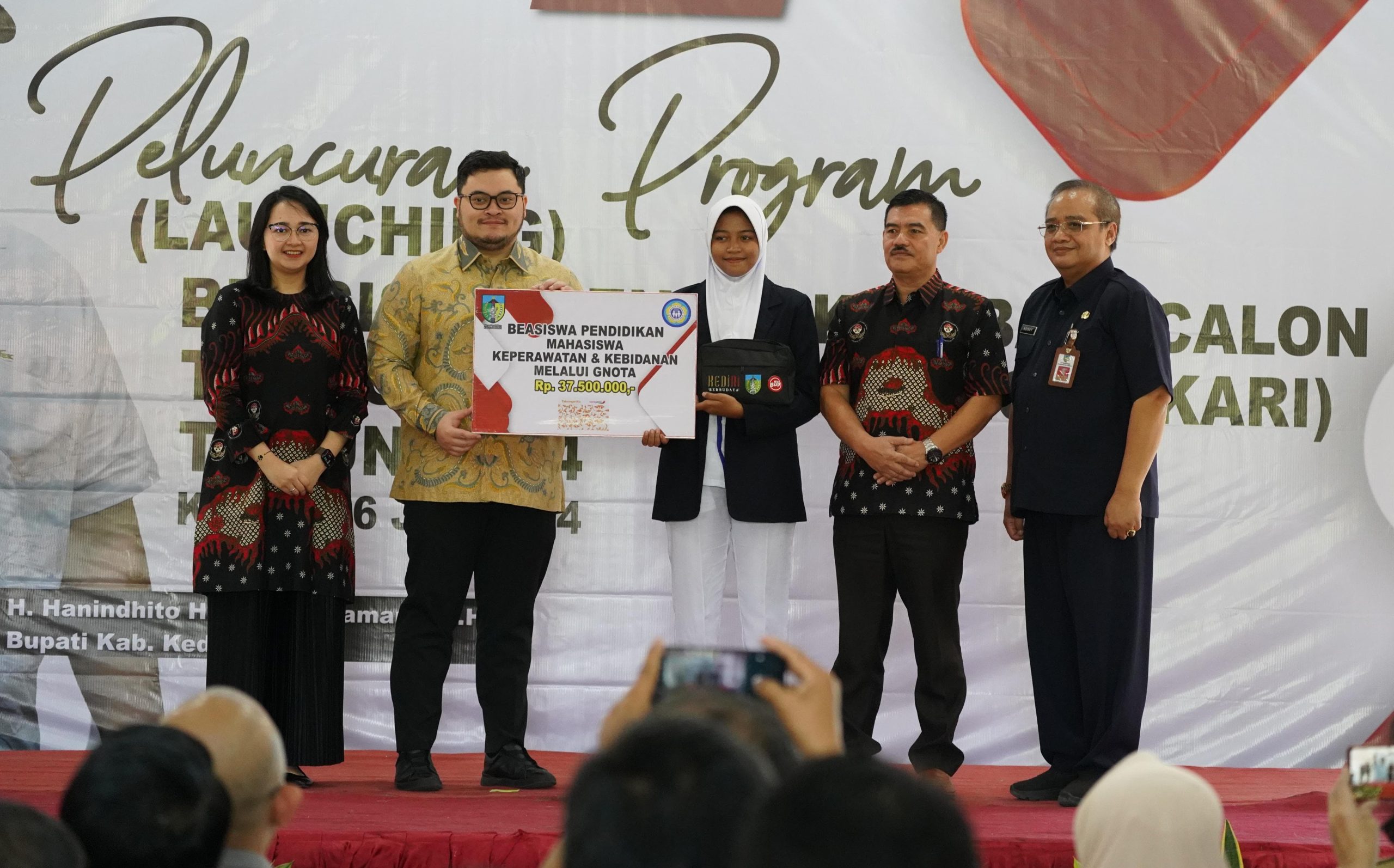 Puluhan Calon Tenaga Kesehatan di Kabupaten Kediri Peroleh Beasiswa Mahasiswa Becak Kari