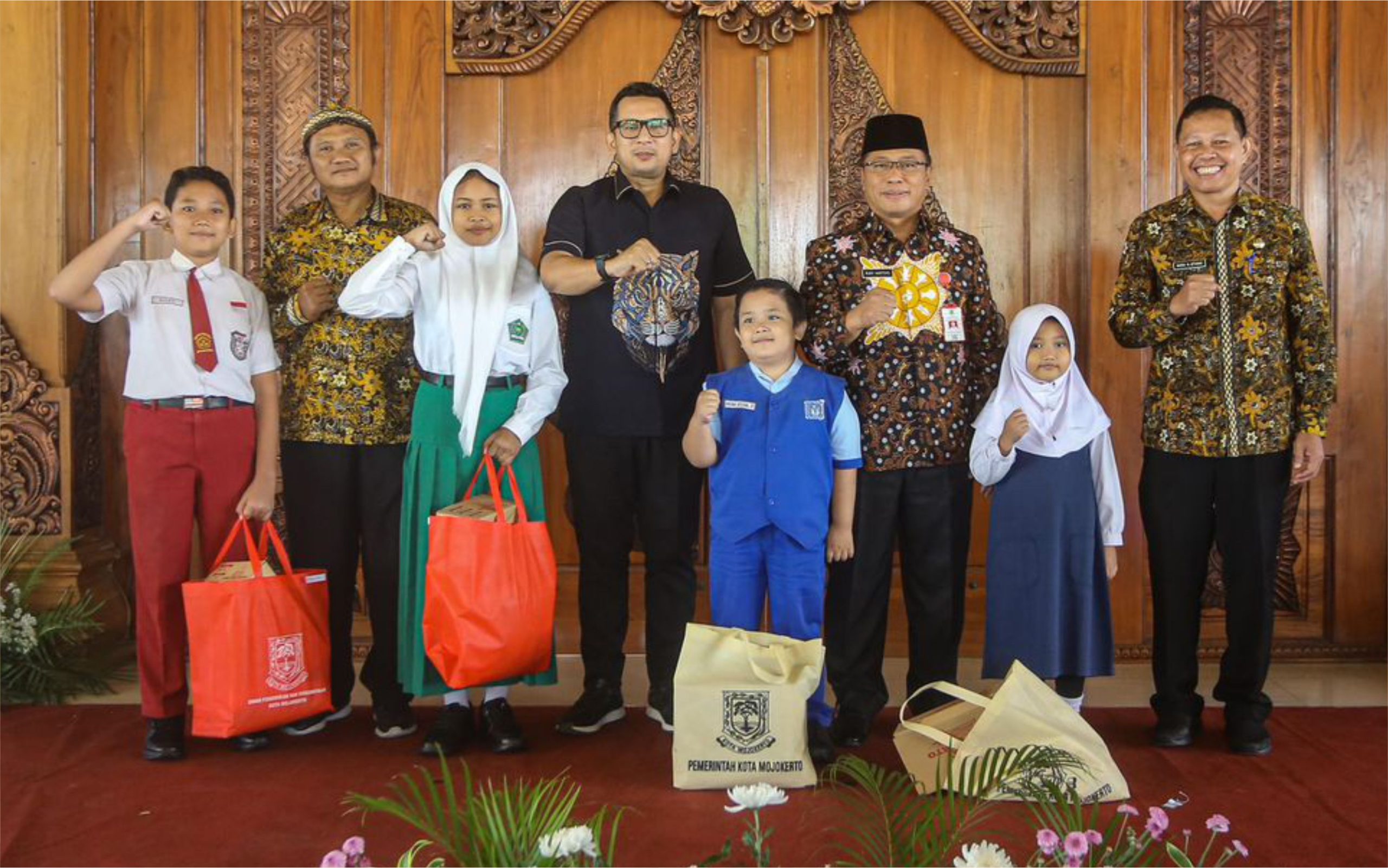 Pemkot Mojokerto Bersama Disdikbud Manjakan Pelajar Perlengkapan Gratis