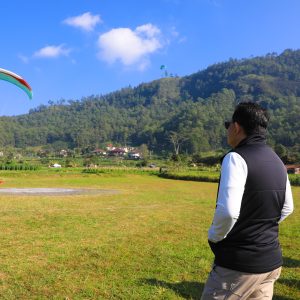 Adhy Karyono Nikmati Keseruan Paralayang di Kota Batu