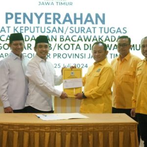 Golkar Serahkan Surat Tugas Kepada 8 Bacakada-Bacawakada se Jatim, Sarmuji Pastikan Tanpa Mahar Golkar Serahkan Surat Tugas Kepada 8 Bacakada-Bacawakada se Jatim, Sarmuji Pastikan Tanpa Mahar