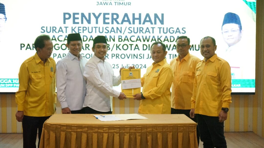 Golkar Serahkan Surat Tugas Kepada 8 Bacakada-Bacawakada se Jatim, Sarmuji Pastikan Tanpa Mahar